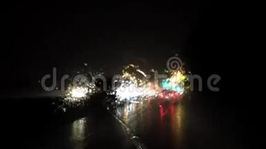 在大雨的夜晚开车